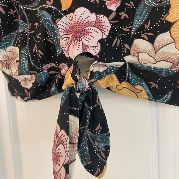 Torrid Crew Neck Black Floral Hawaiian Sleeve Knot Front Bikini 2 piece set SZ 3 - Picture 4 of 9